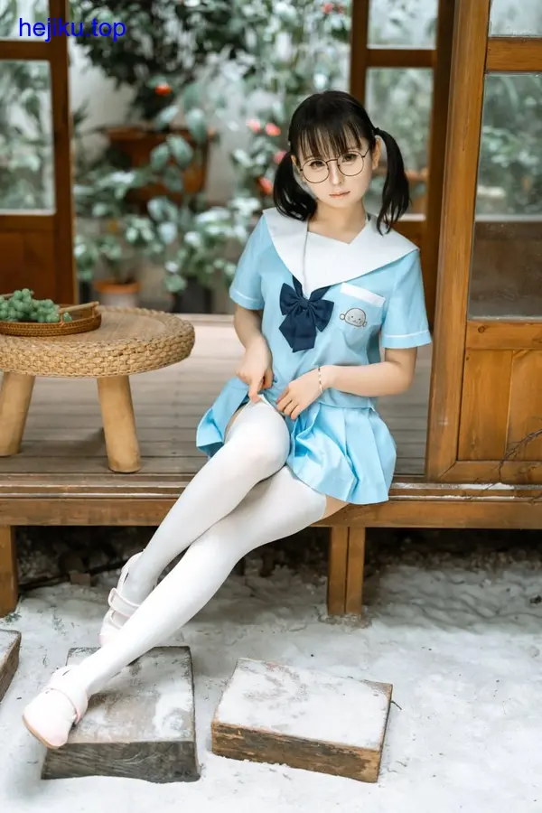 幼水铃衣海边奔跑抓拍，逆光下头发和裙摆飞扬，自然灵动