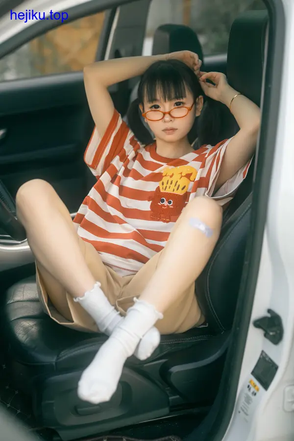 幼水铃衣海边自然抓拍，不看镜头的侧脸更有故事感