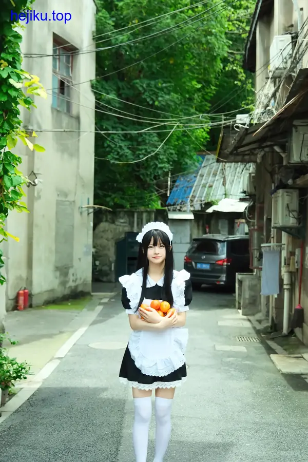 白莉爱吃巧克力在旧厂房拍摄战斗服cos，蹲姿抬头眼神倔强