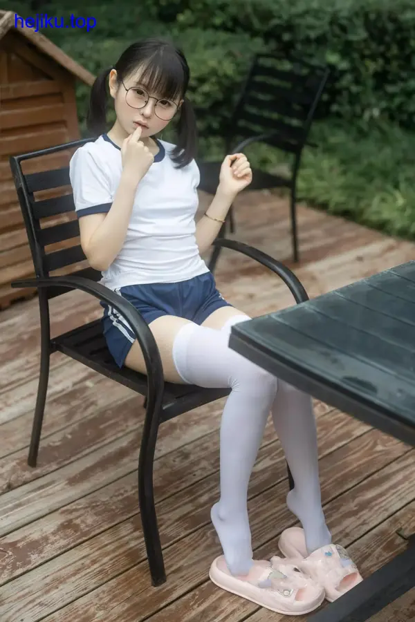 幼水铃衣树荫下仰头特写，光斑落在锁骨和鼻梁，皮肤质感真实