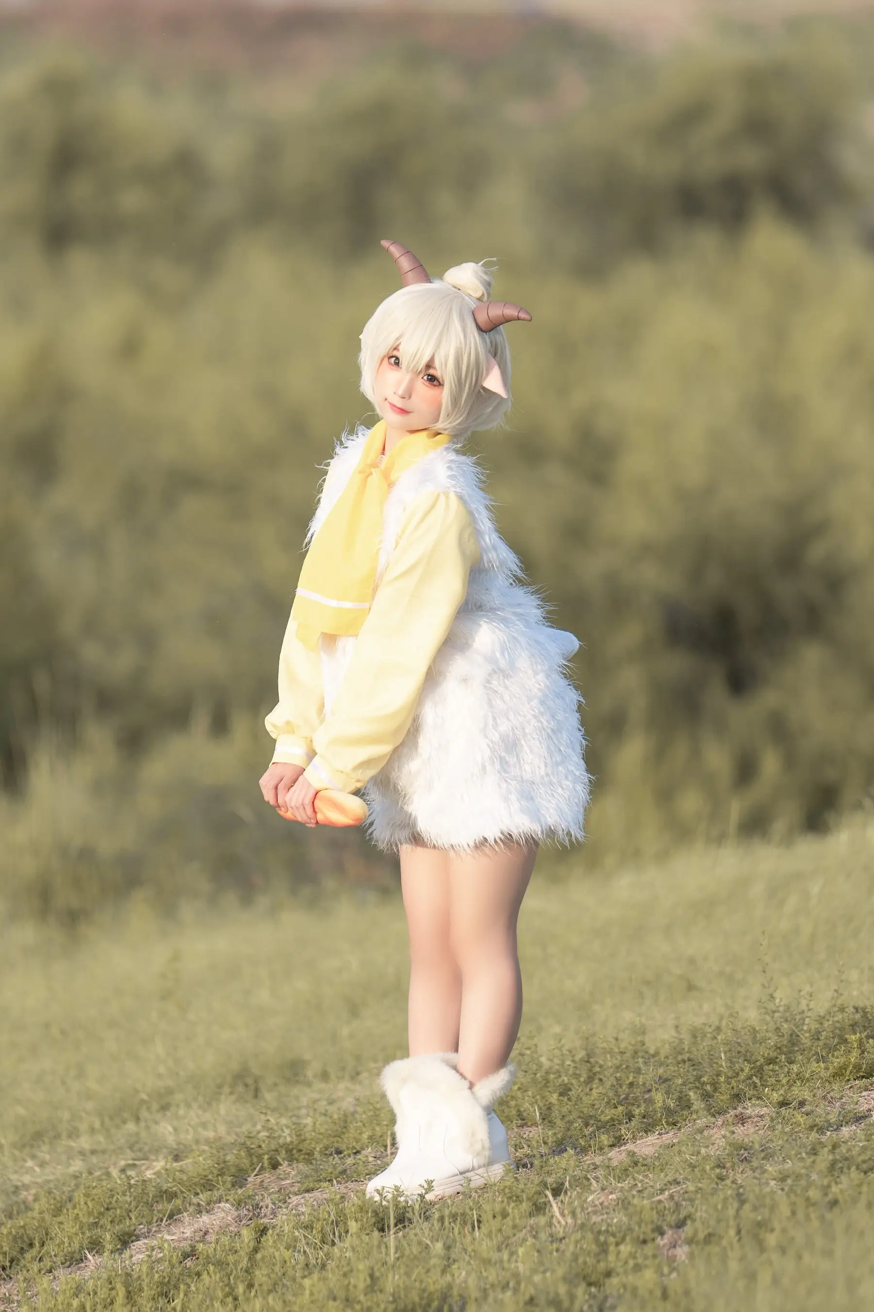 蠢沫沫手腕上细红绳特写，与整体暖色调搭配