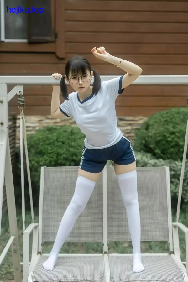 幼水铃衣在红色砖墙前穿黑色裙子，色彩对比强烈但画面和谐